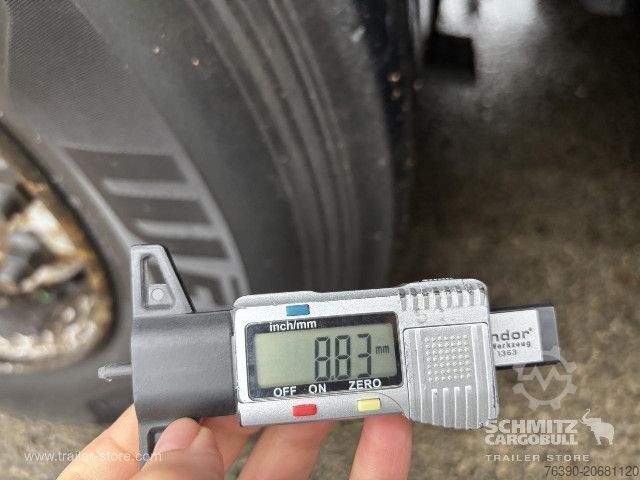 Auflieger mit Pritsche & Plane Schmitz Cargobull Semitrailer Curtainsider Mega