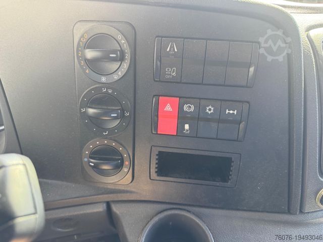 Pick-up van MERCEDES-BENZ Atego 818 Klima AHK 3 Sitze 6m Pritsche