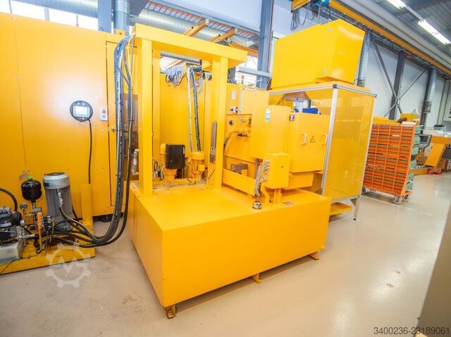 2012 STAMA MC 726 2012 STAMA MC 726 CNC machining center STAMA MC 726