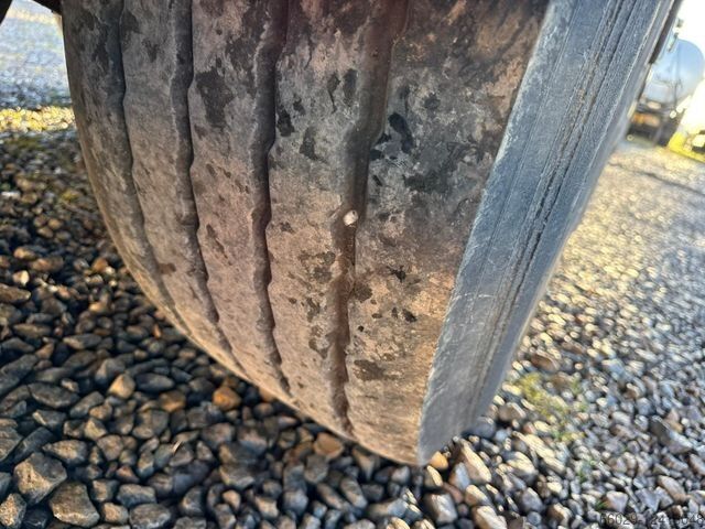 Holztransport Auflieger PAVIC Holzauflieger mit Schemel und Rungen