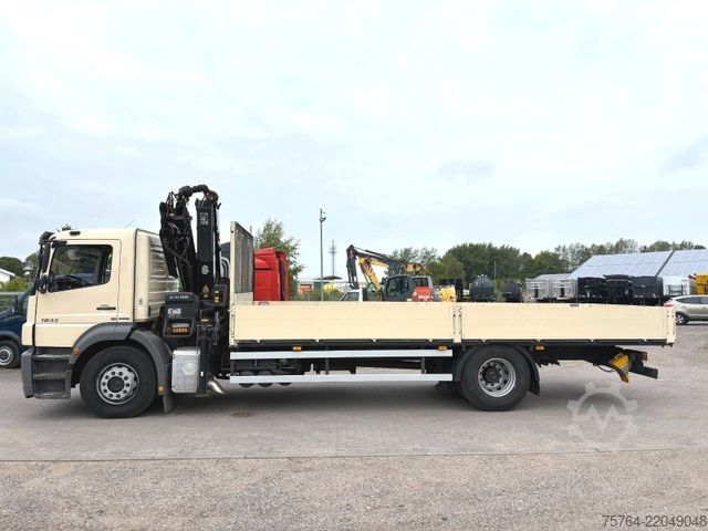 Flatbed truck MERCEDES-BENZ 1833 Axor / HIAB 122-3 / 7m Pritsche / 1. Hand