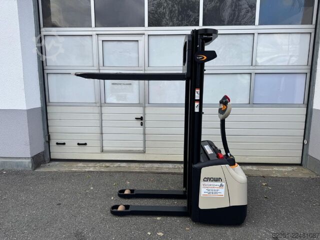 High Lift stacker Crown WF 1.2 3030
