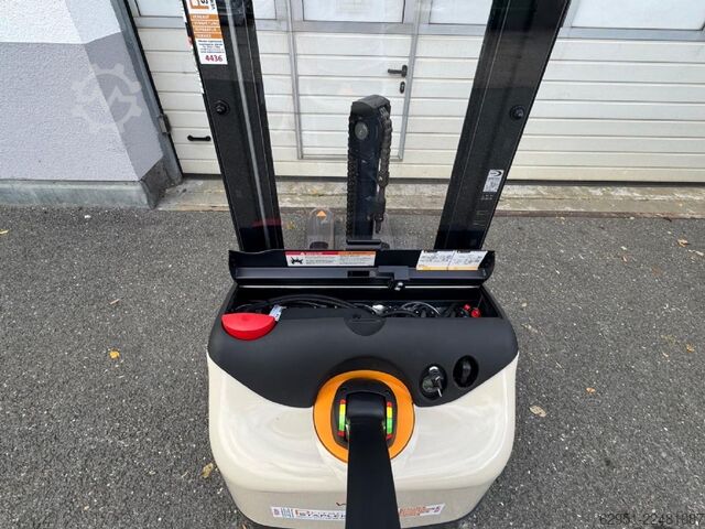 High Lift stacker Crown WF 1.2 3030