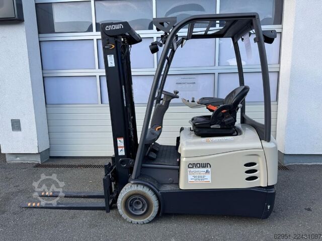 Electric 3-wheel forklift Crown SCT6220 - 1.6 TF3275