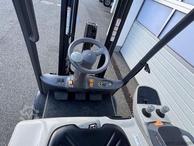 Electric 3-wheel forklift Crown SCT6220 - 1.6 TF3275