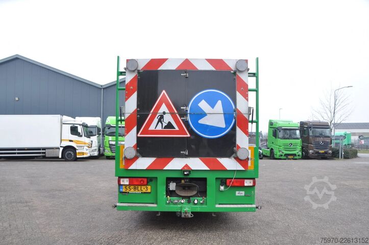 Crane truck Renault D 320 6X2 HIAB 111 + REMOTE / RETARDER 161.692km