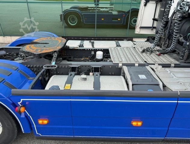 Standard tractor unit VOLVO FH 500 RETARDER GLOBETROTTER XL 2x TANKS SPECIAL