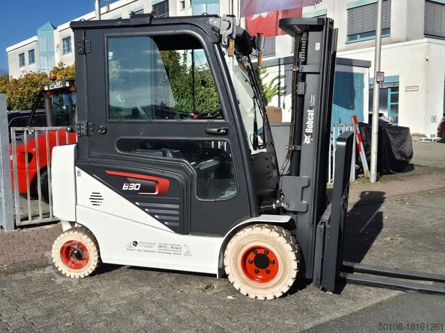Electric 4-wheel forklift Bobcat B30NS