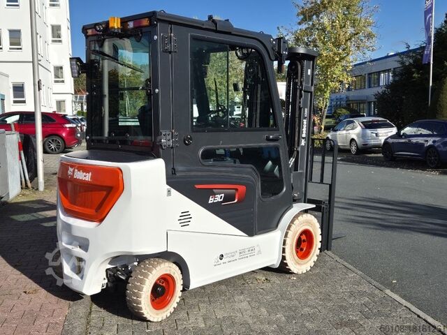 Electric 4-wheel forklift Bobcat B30NS