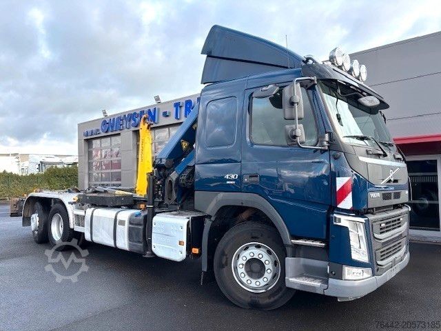 Roll-off tipper truck VOLVO FM430-6X2/4-KRAN+ABROLLER/KFZ BRIEF/TOP