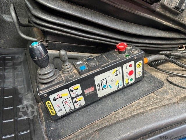 Roll-off tipper truck VOLVO FM430-6X2/4-KRAN+ABROLLER/KFZ BRIEF/TOP