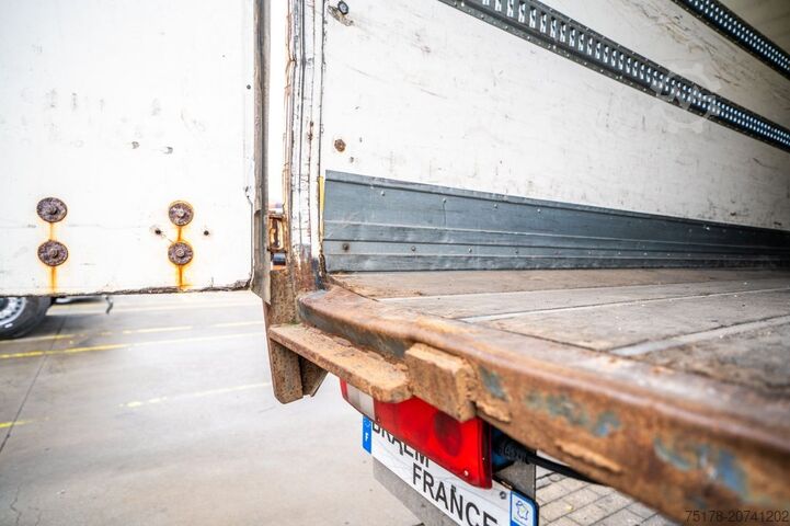 Box body RENAULT D 19 280 WIDE + DHOLLANDIA 3 T.