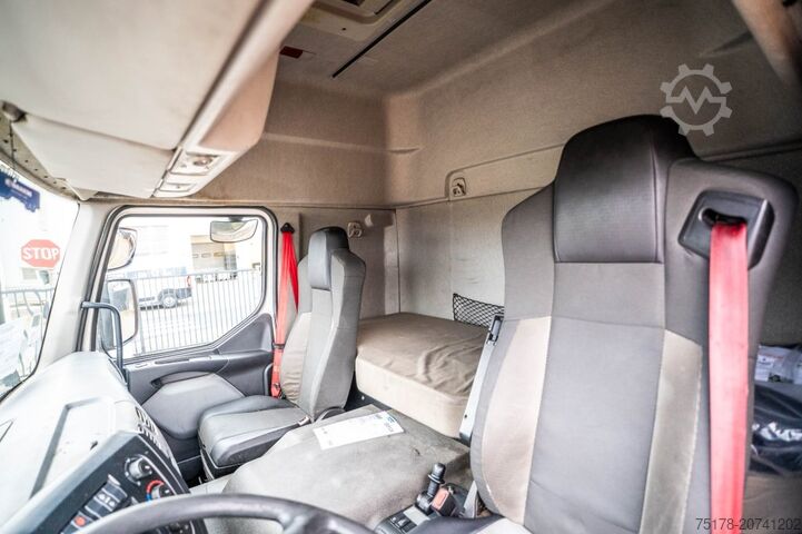 Box body RENAULT D 19 280 WIDE + DHOLLANDIA 3 T.