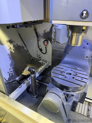 Vertical machining center HAAS UMC-500SS