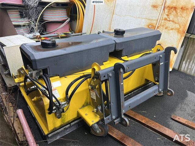 Construction equipment Vama EHK 2200 wheel loader broom