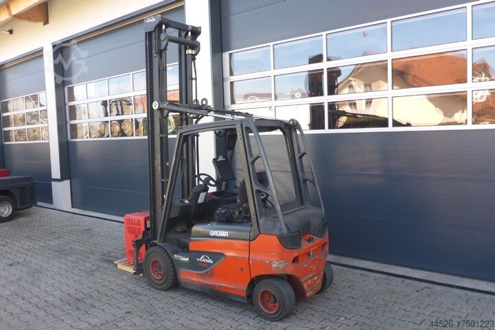 Electric 4-wheel forklift Linde E25
