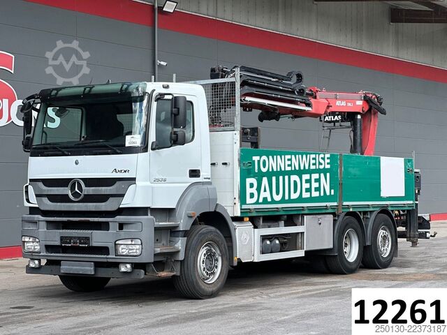 LKW mit Pritsche (offen) MERCEDES-BENZ Axor 2536 6x2 BL Baustoffp. ATLAS 210LK Zange