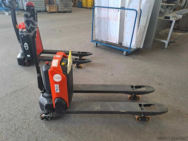 Electric Pallet Trucks Toyota LHE 130 castor