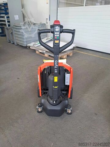 Electric Pallet Trucks Toyota LHE 130 castor