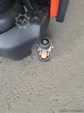 Electric Pallet Trucks Toyota LHE 130 castor