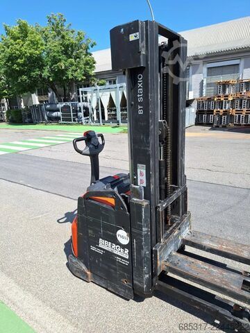 Electric Pallet Trucks Toyota SWE160L