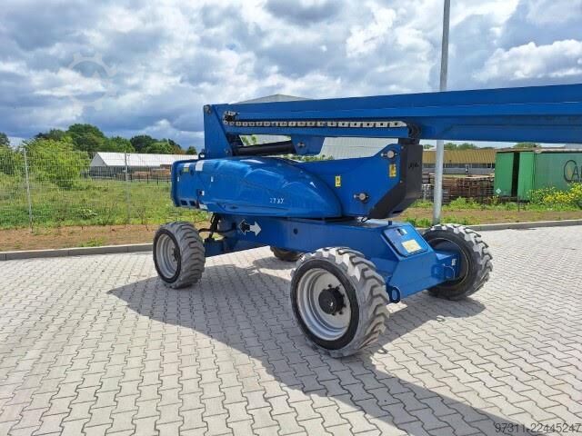 Telescopic boom lift JLG E600JP