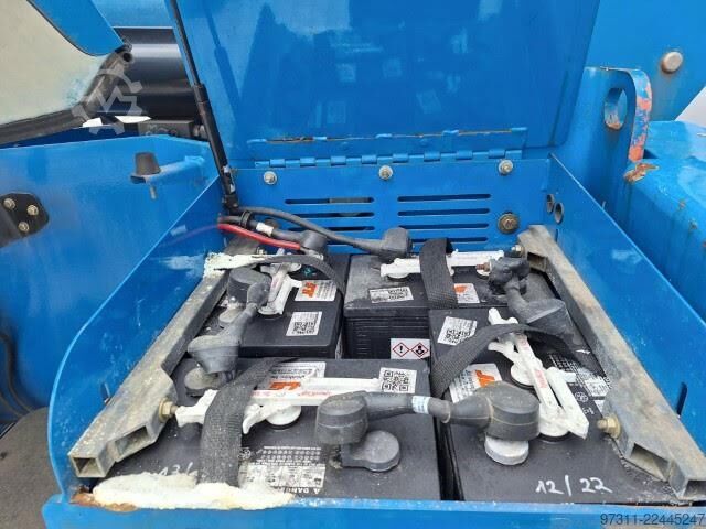 Telescopic boom lift JLG E600JP