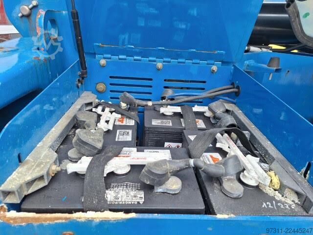Telescopic boom lift JLG E600JP