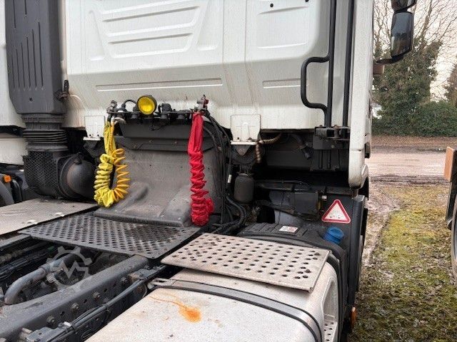 Standard tractor unit IVECO Stralis Hi Way