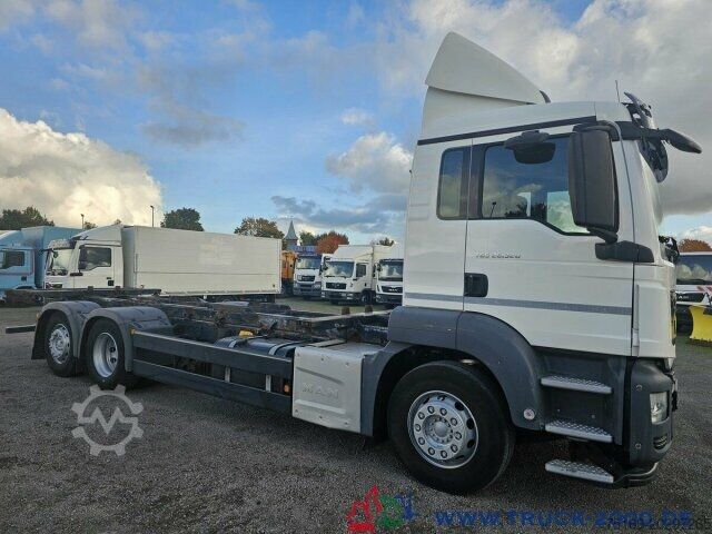 Swap body truck MAN TGS 26.320 6x2 BDF Mitnahmestapler AHK 1. Hand