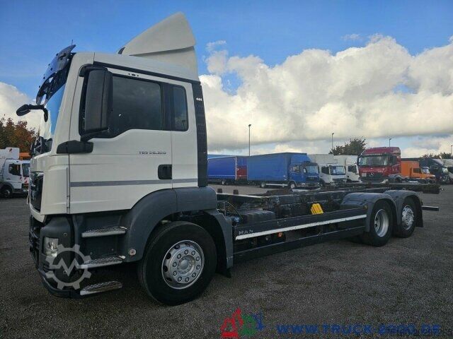 Swap body truck MAN TGS 26.320 6x2 BDF Mitnahmestapler AHK 1. Hand