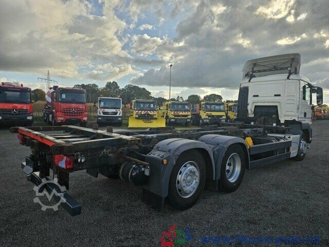 Swap body truck MAN TGS 26.320 6x2 BDF Mitnahmestapler AHK 1. Hand