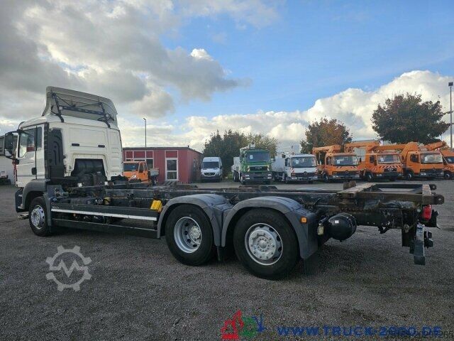 Swap body truck MAN TGS 26.320 6x2 BDF Mitnahmestapler AHK 1. Hand