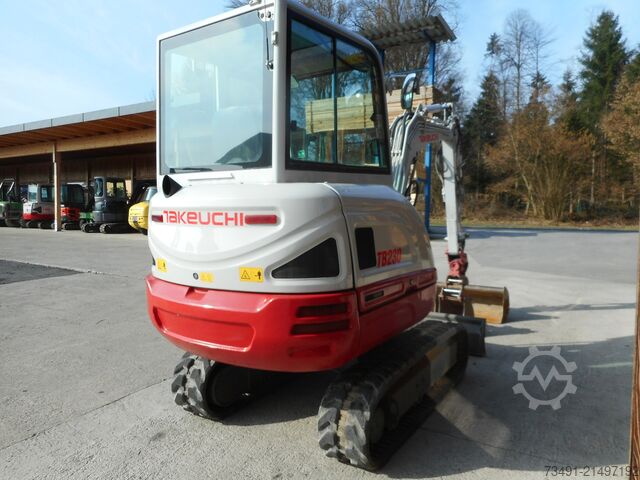 Minibagger Takeuchi TB 230 mit POWERTILT