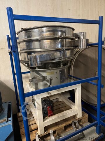 Screening machines including replacement screens  