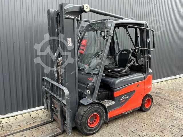 Elektro 4 Rad-Stapler Linde E25-01