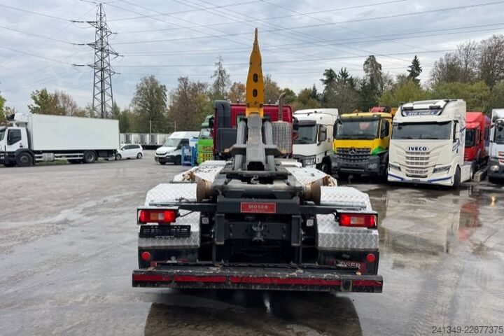 Abrollkipper VOLVO FMX-540 10x4 Moser