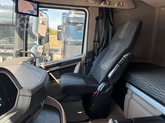 Volume tractor unit DAF XG 530 * RETARDER * STANDKLIMA * VER. SATTEL *