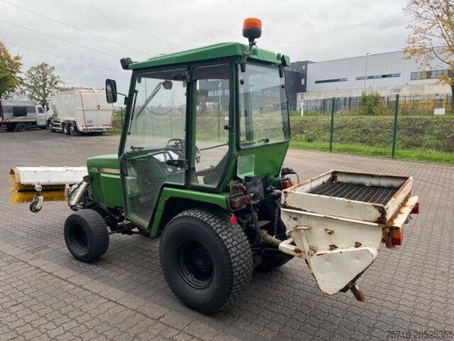 Hofschlepper John-Deere Schlepper 855 Salzstreuer/Besen