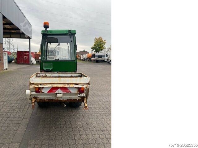 Hofschlepper John-Deere Schlepper 855 Salzstreuer/Besen
