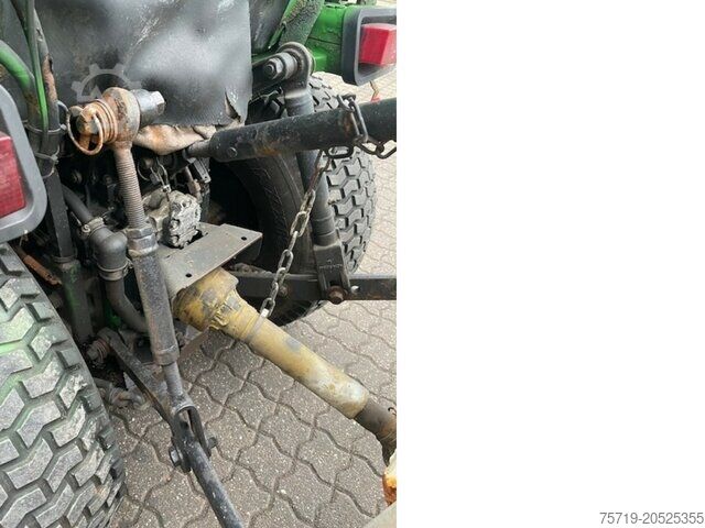 Hofschlepper John-Deere Schlepper 855 Salzstreuer/Besen