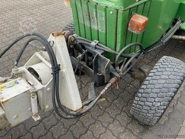 Hofschlepper John-Deere Schlepper 855 Salzstreuer/Besen