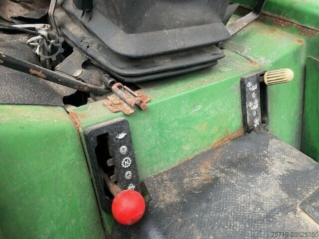 Hofschlepper John-Deere Schlepper 855 Salzstreuer/Besen