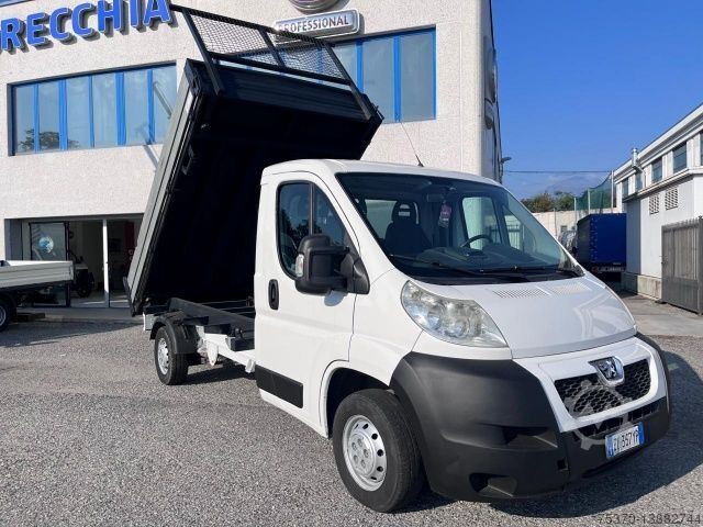 ▷ Used Flatbed van Peugeot BOXER 335 for sale 
