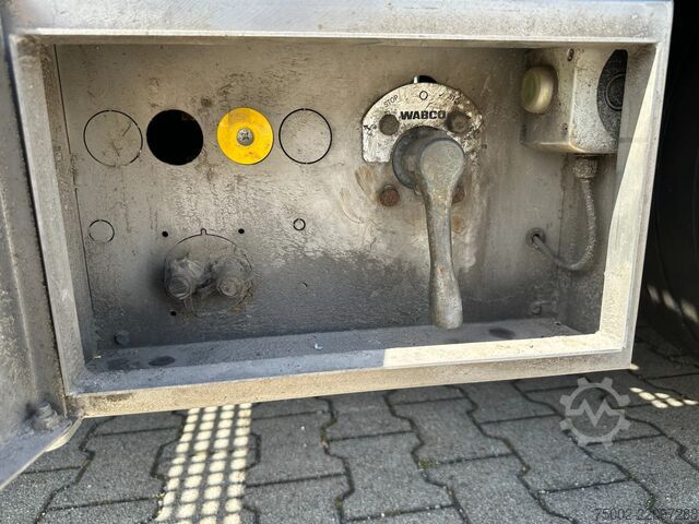 Semi low-loader Broshuis 3ABSD Lowloader 3-axle / GVW: 59.000kg / Neck: ...