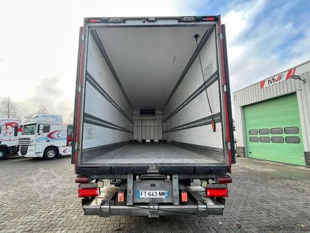 Refrigerated/frozen transport Renault T380 VF611M165MD003883,    6x2,  388567 km, 8.9...