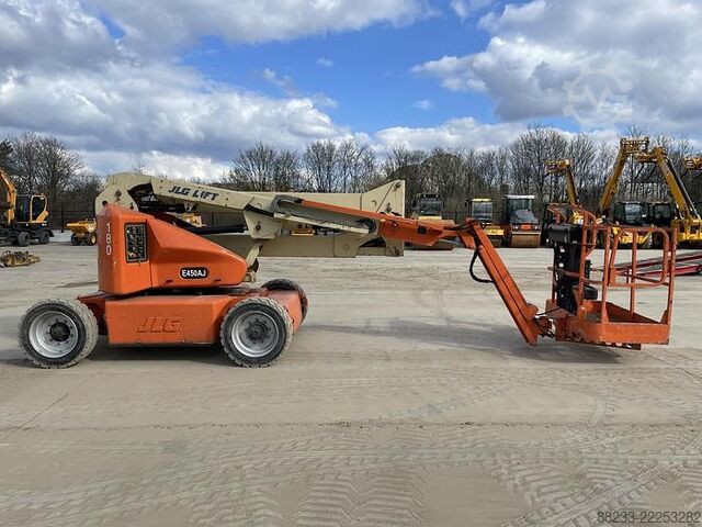 Articulated boom lift JLG E450AJ