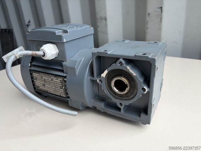 SEW-EURODRIVE WA20 DR63L4 gear motor 0.25 kW 27 rpm 45 Nm i=48 3-phase SEW-EURODRIVE WA20 DR63L4 Getriebemotor 0,25 kW 27 U/min 45 Nm i=48 3-Phasen SEW-EURODRIVE WA20 DR63L4 Getriebemotor 0,25 kW 27 U/min 45 Nm i=48 3-Phasen