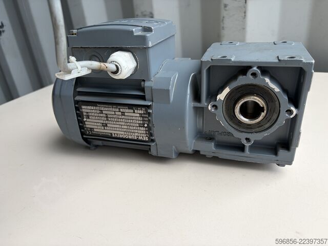 SEW-EURODRIVE WA20 DR63L4 gear motor 0.25 kW 27 rpm 45 Nm i=48 3-phase SEW-EURODRIVE WA20 DR63L4 Getriebemotor 0,25 kW 27 U/min 45 Nm i=48 3-Phasen SEW-EURODRIVE WA20 DR63L4 Getriebemotor 0,25 kW 27 U/min 45 Nm i=48 3-Phasen