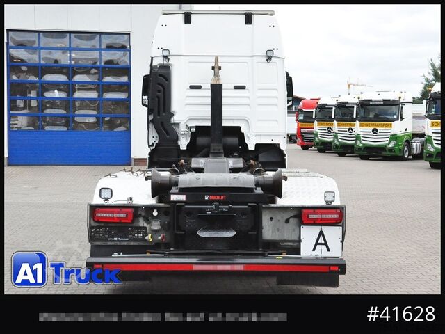 Roll-off tipper truck MAN TGX 26,500 LL, HIAB Intarder Navi Sound, Funk